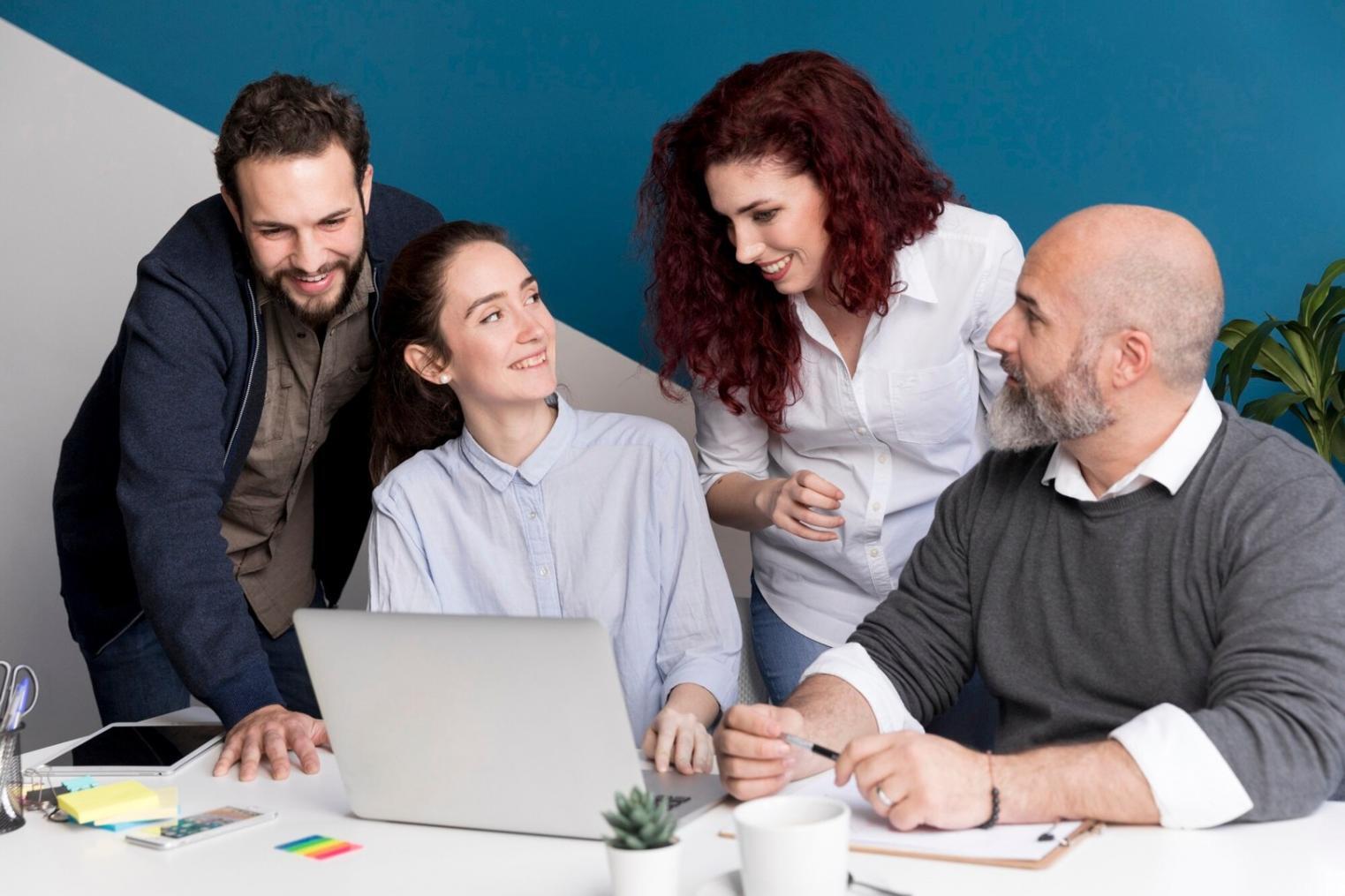 Equipo de omelarthonvi analizando estrategias de reducción de costes en oficina moderna