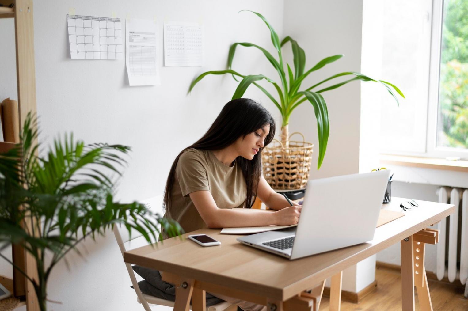 Profesionales analizando estrategias financieras y presupuestos